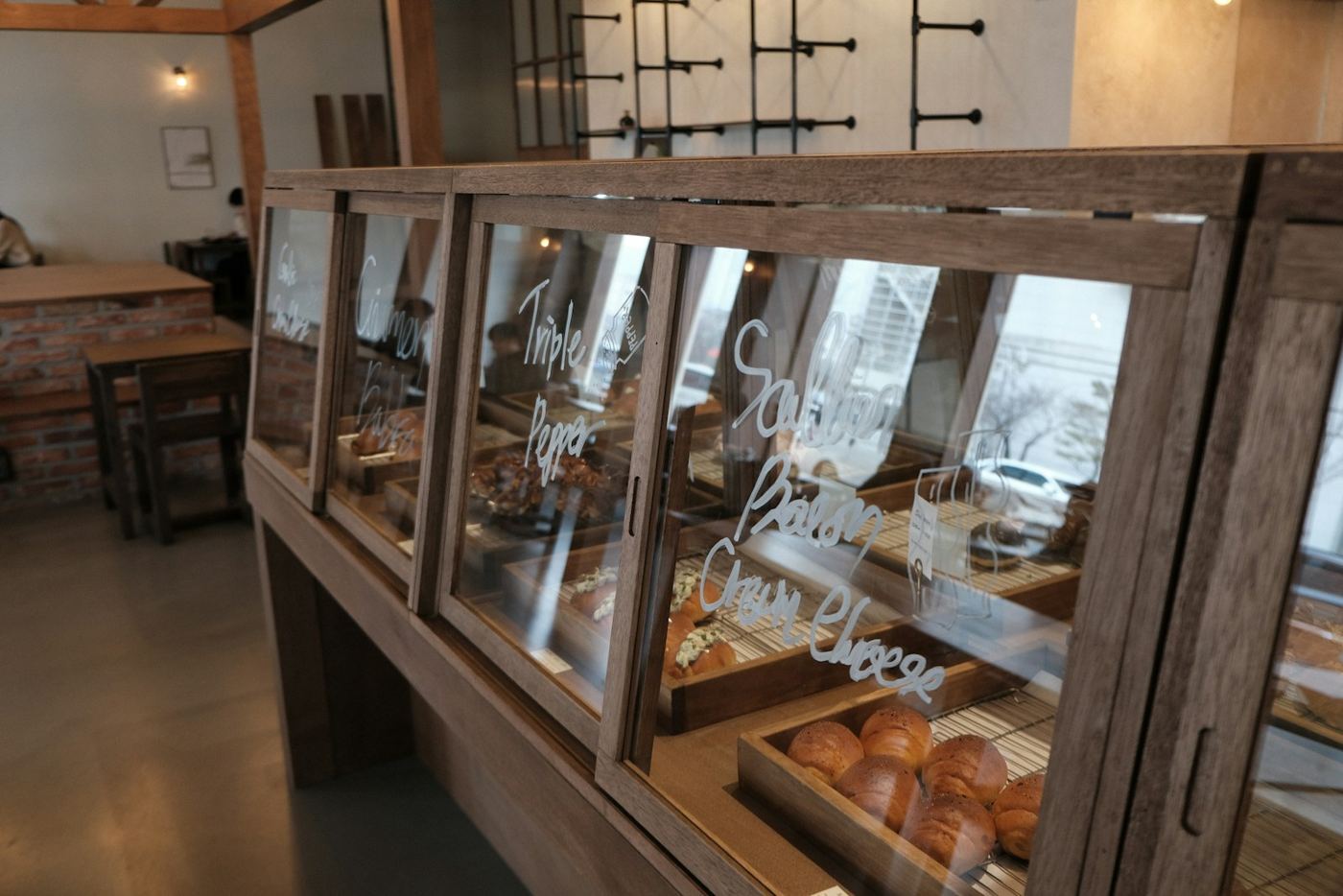 Disken i bakeriet med glassmonter i tre
